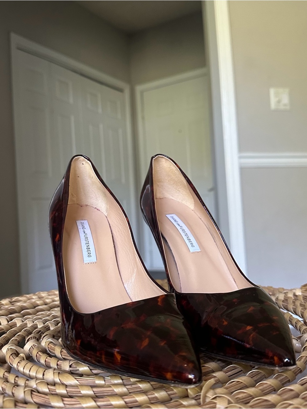 Diane Von Furstenberg Tortoiseshell Patent Pointed Toe Pumps Women’s Sz 8 Heels - Picture 16 of 16